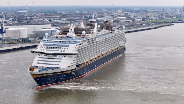 Die „Disney Adventure“ ist in Bremerhaven angekommen – Drohnenaufnahmen