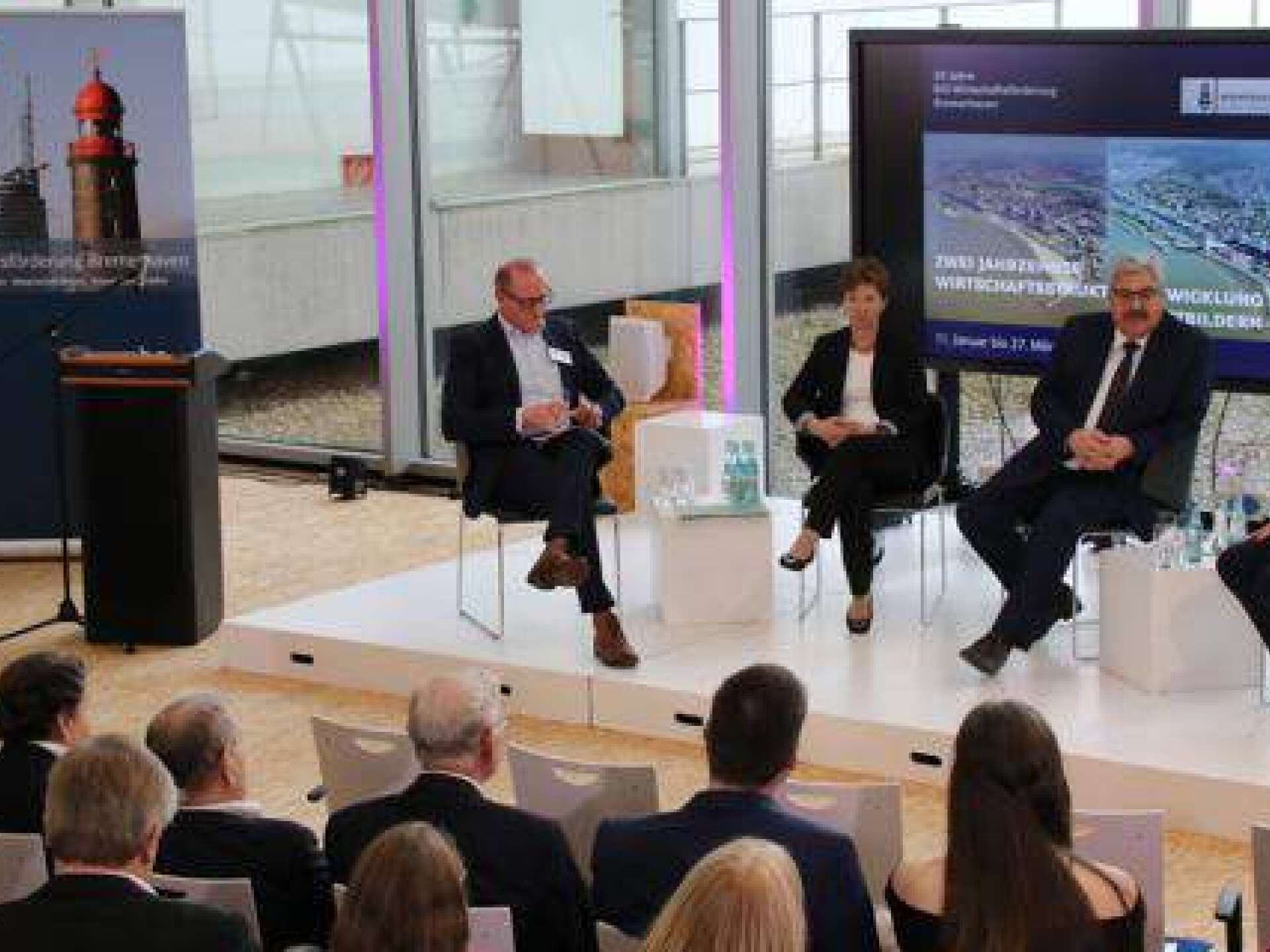 Von links BIS-Geschäftsführer Nils Schnorrenberger, Senatorin Dr. Claudia Schilling, Oberbürgermeister Melf Grantz und Moderator Rainer Donsbach. Foto: H. Otto